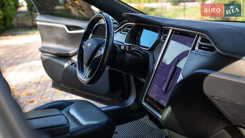 Лифтбек Tesla Model S 2015 в Жовкве