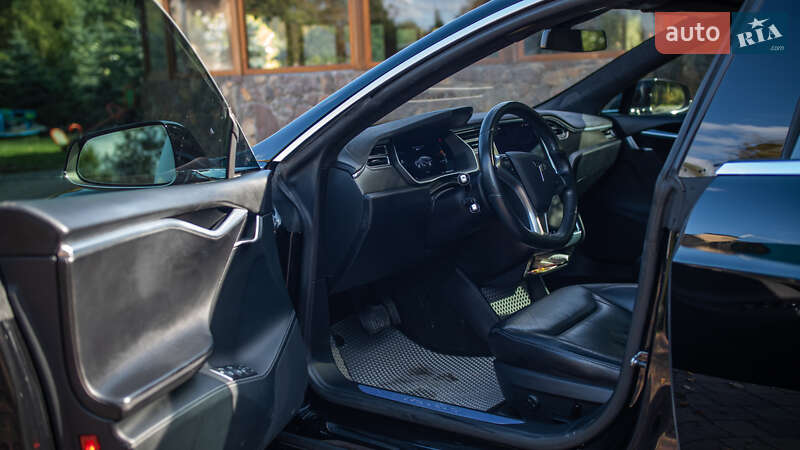 Лифтбек Tesla Model S 2015 в Жовкве