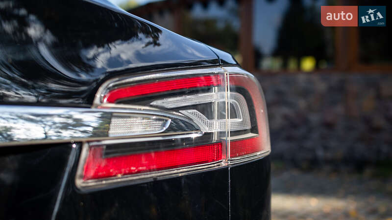 Лифтбек Tesla Model S 2015 в Жовкве