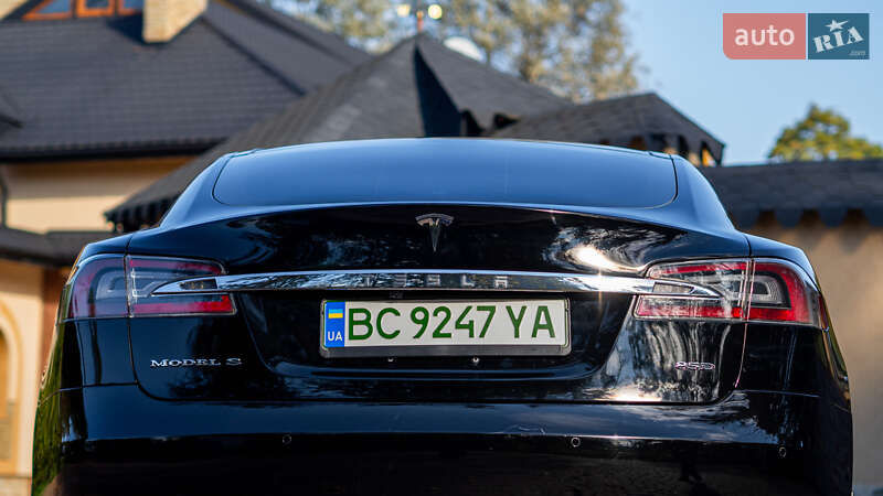 Лифтбек Tesla Model S 2015 в Жовкве