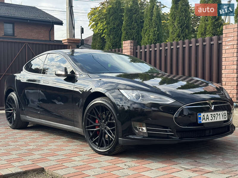 Лифтбек Tesla Model S 2015 в Киеве