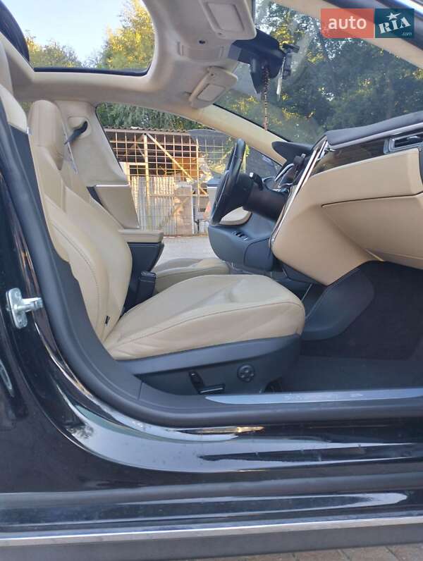 Лифтбек Tesla Model S 2016 в Львове