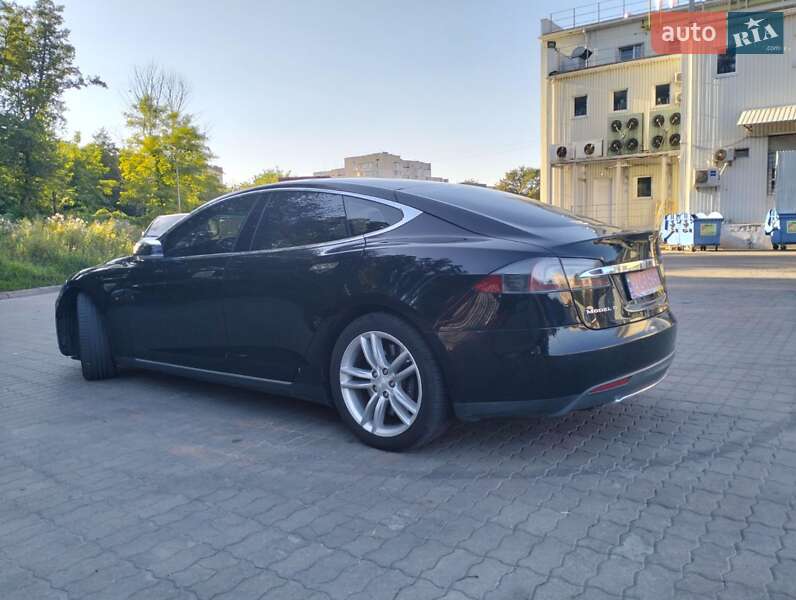 Лифтбек Tesla Model S 2016 в Львове