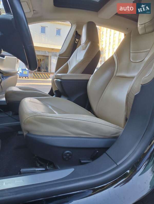 Лифтбек Tesla Model S 2016 в Львове