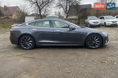 Седан Tesla Model S 2016 в Дубні