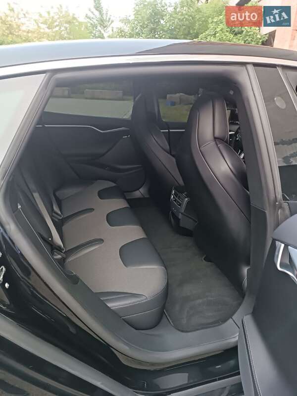 Лифтбек Tesla Model S 2017 в Черновцах