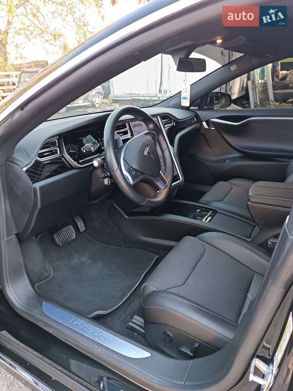 Лифтбек Tesla Model S 2017 в Черновцах