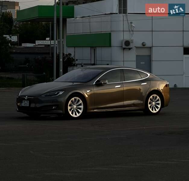 Ліфтбек Tesla Model S 2016 в Одесі