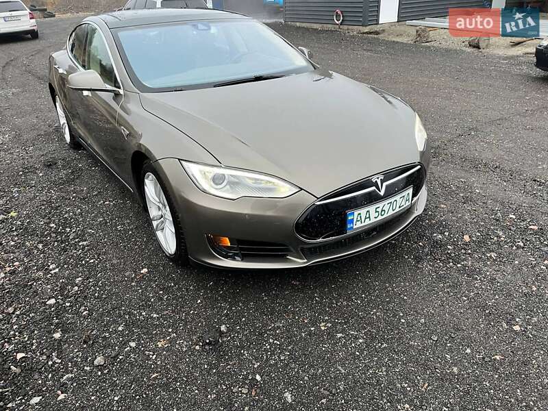 Tesla Model S 2015