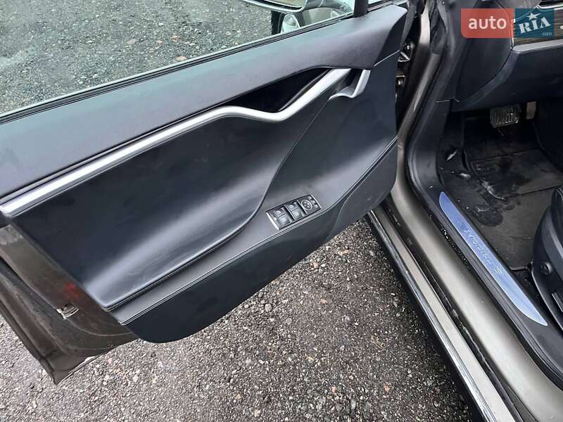 Лифтбек Tesla Model S 2015 в Киеве фото 23 Лифтбек Tesla Model S 2015 в Киеве