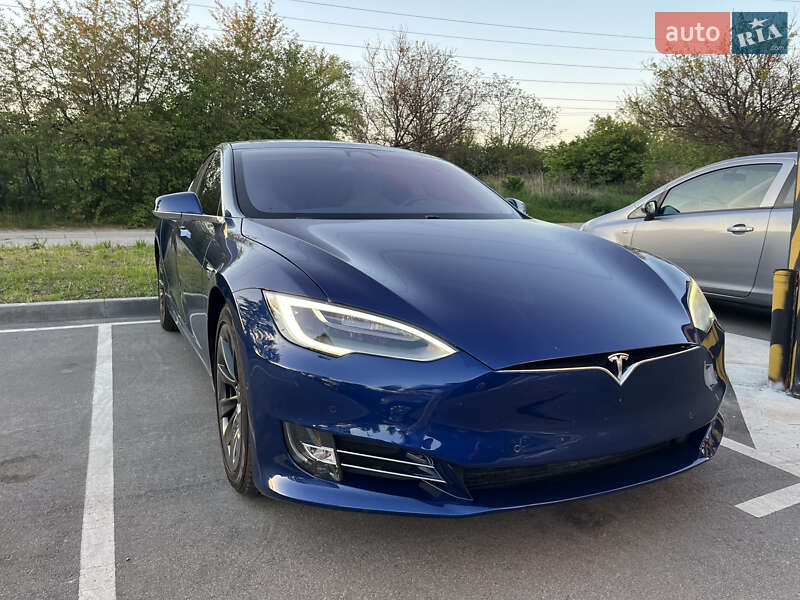Лифтбек Tesla Model S 2016 в Киеве