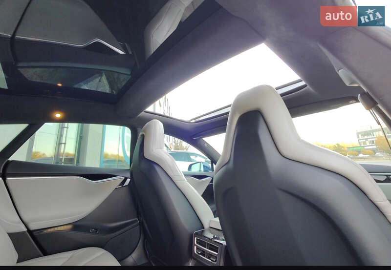 Лифтбек Tesla Model S 2016 в Киеве