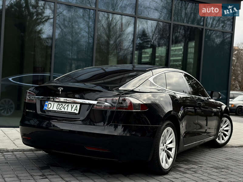 Лифтбек Tesla Model S 2017 в Львове