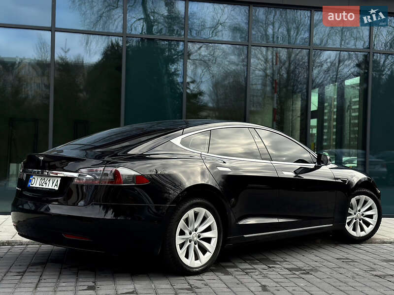 Лифтбек Tesla Model S 2017 в Львове