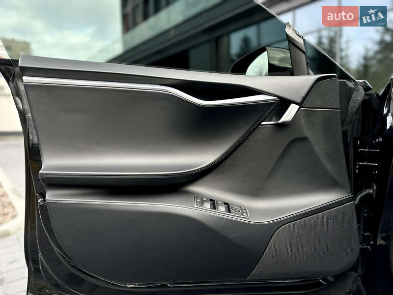 Лифтбек Tesla Model S 2017 в Львове