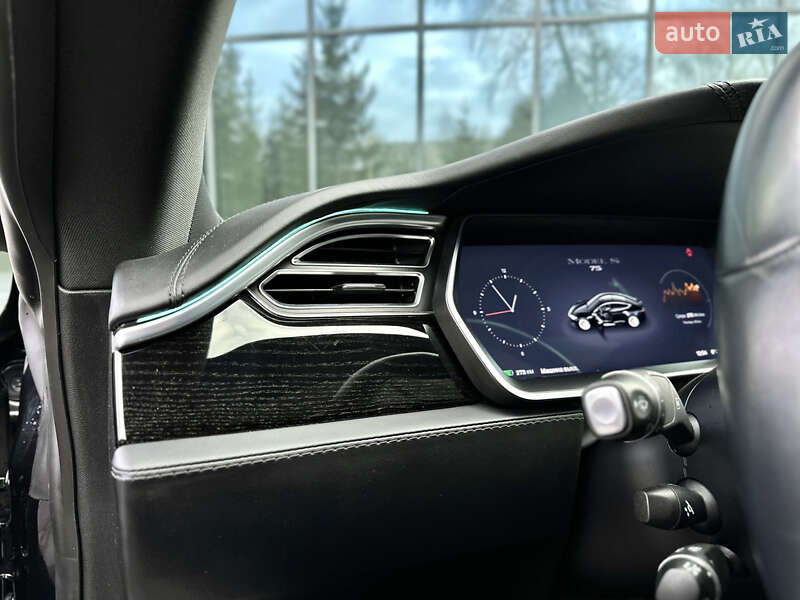Лифтбек Tesla Model S 2017 в Львове
