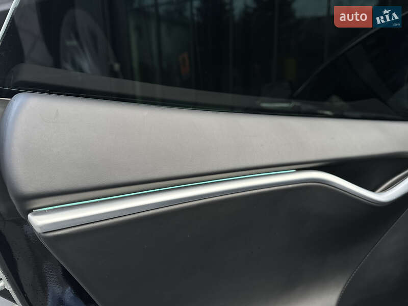 Лифтбек Tesla Model S 2017 в Львове