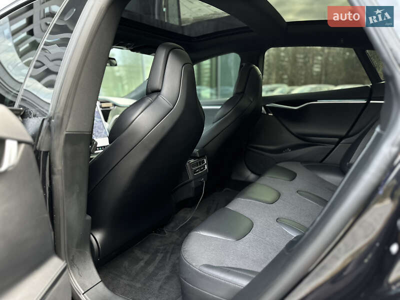 Лифтбек Tesla Model S 2017 в Львове