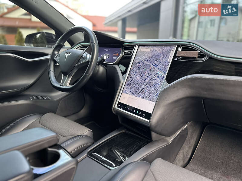 Лифтбек Tesla Model S 2017 в Львове