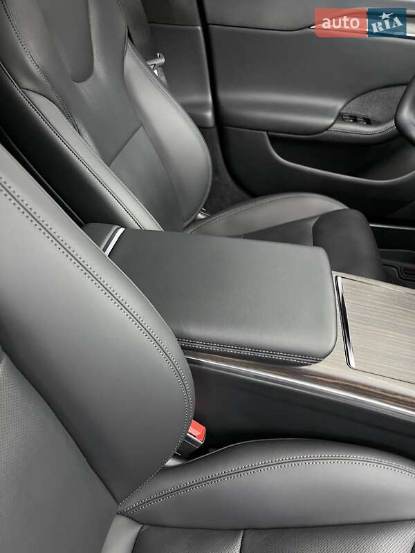 Лифтбек Tesla Model S 2022 в Виннице