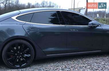 Ліфтбек Tesla Model S 2016 в Саврані