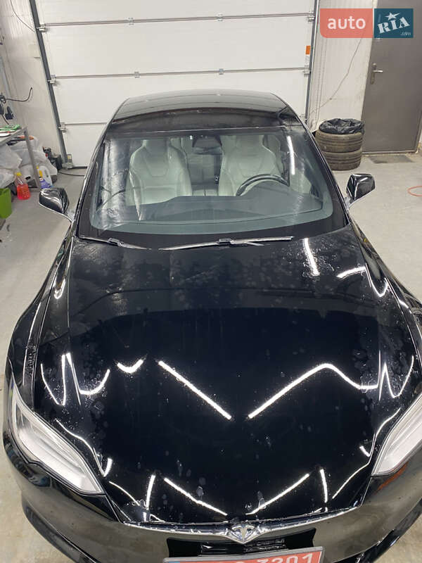 Лифтбек Tesla Model S 2017 в Львове