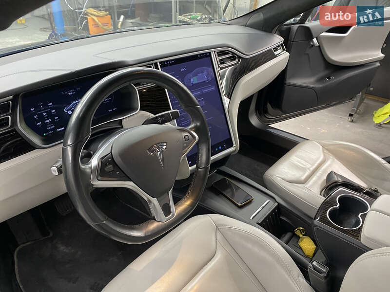 Лифтбек Tesla Model S 2017 в Львове
