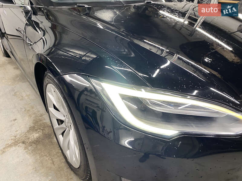 Лифтбек Tesla Model S 2017 в Львове
