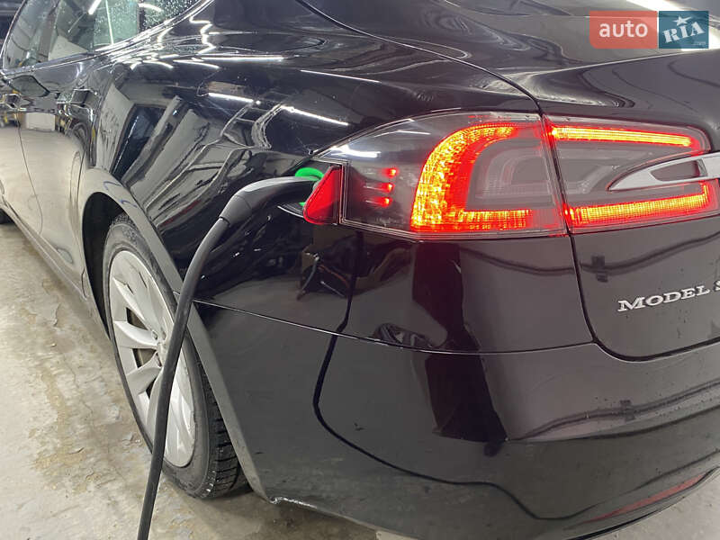 Лифтбек Tesla Model S 2017 в Львове