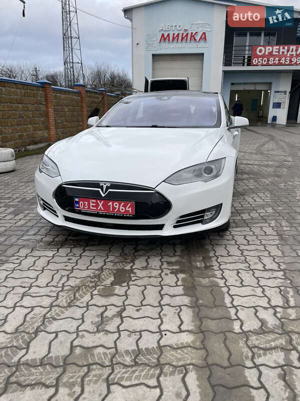 Лифтбек Tesla Model S 2015 в 