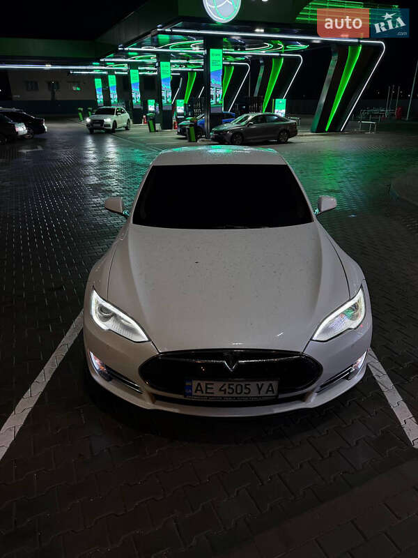 Лифтбек Tesla Model S 2014 в 