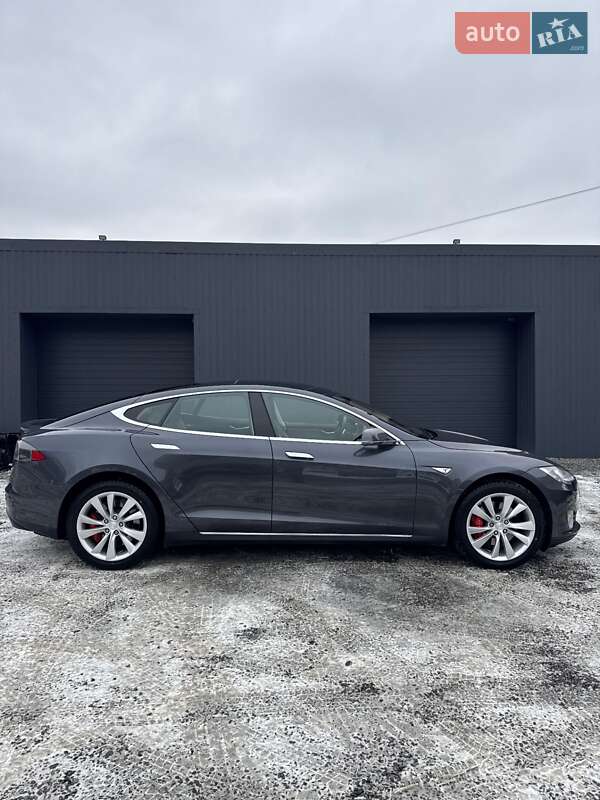 Лифтбек Tesla Model S 2015 в Виннице