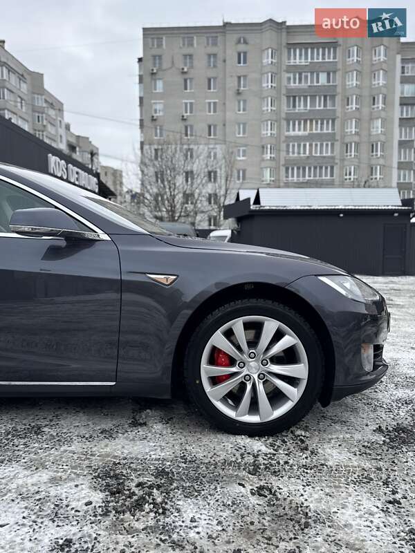 Лифтбек Tesla Model S 2015 в Виннице