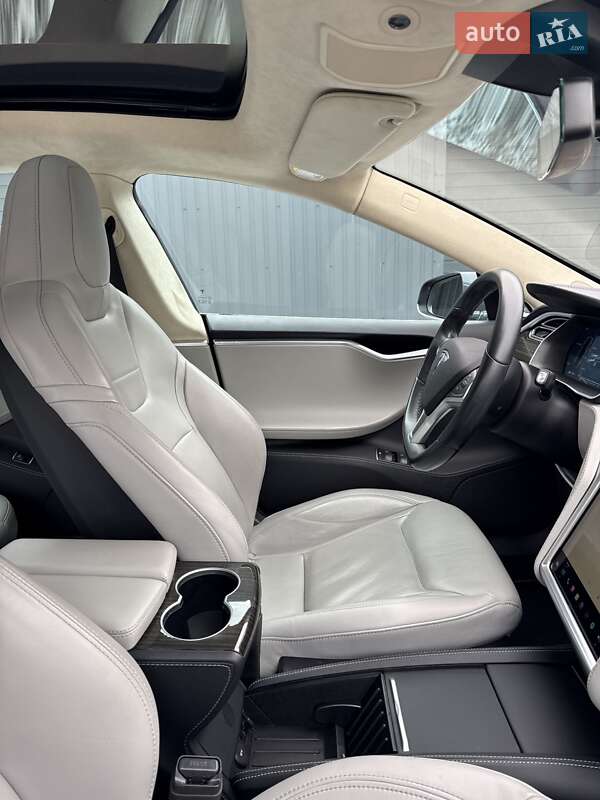 Лифтбек Tesla Model S 2015 в Виннице