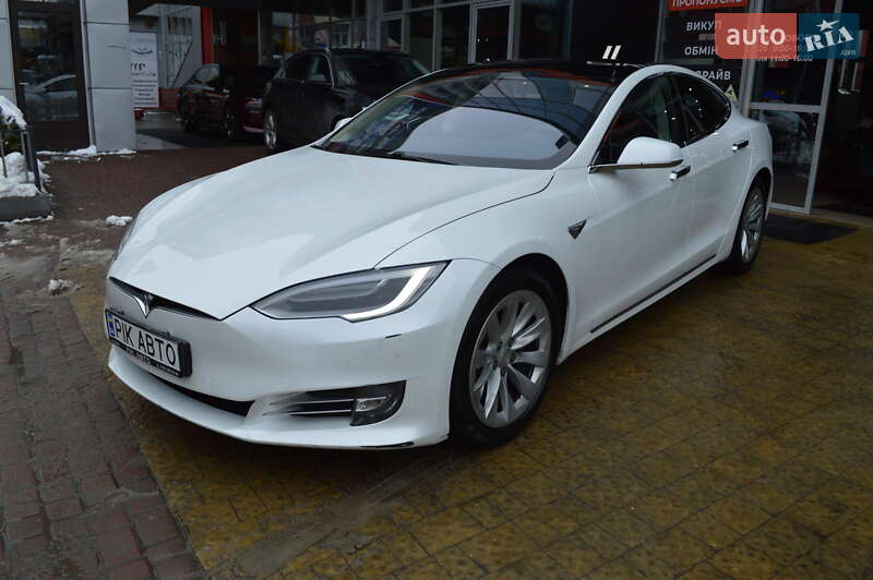 Лифтбек Tesla Model S 2018 в Львове