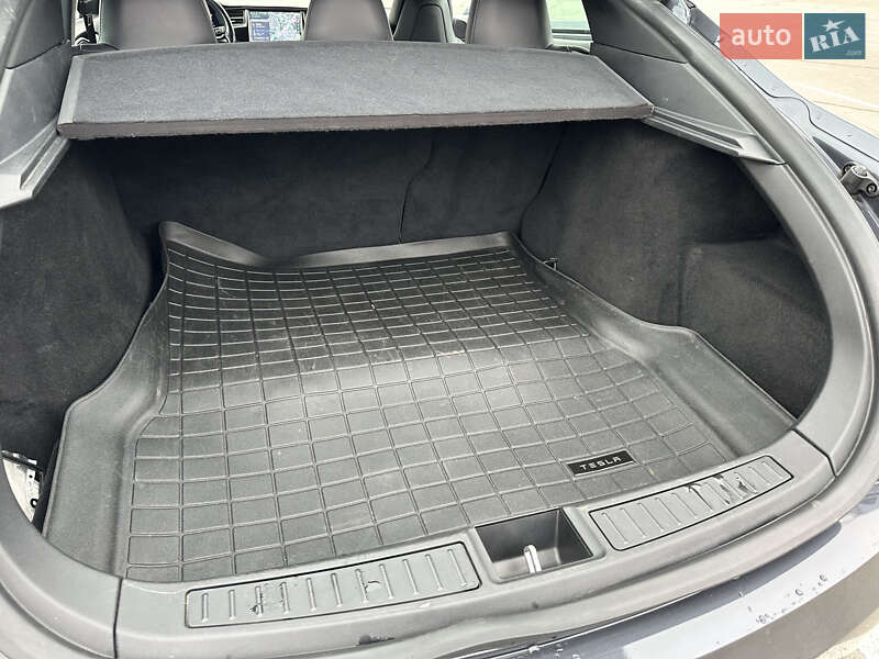 Ліфтбек Tesla Model S 2018 в Дніпрі