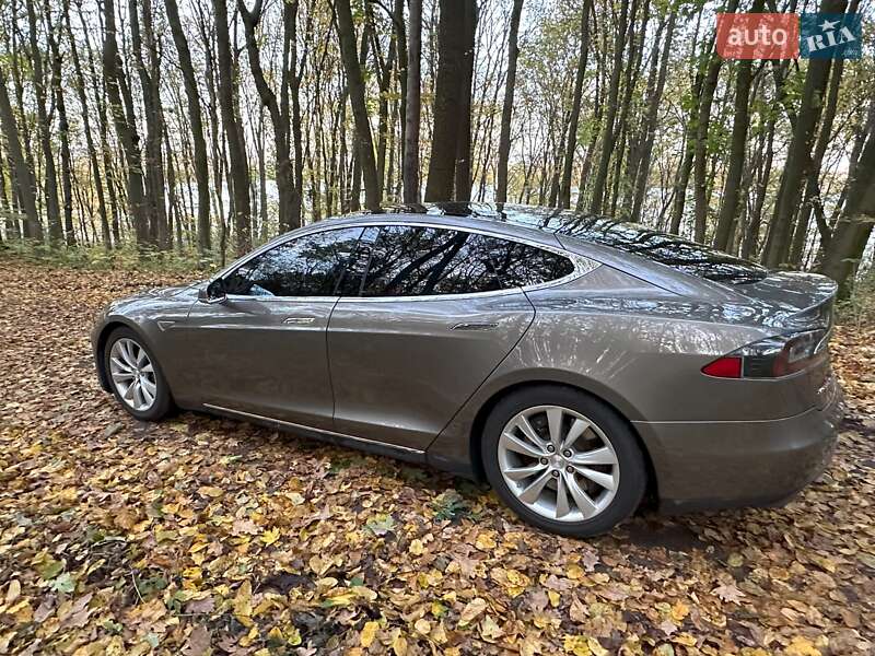 Ліфтбек Tesla Model S 2015 в Тернополі