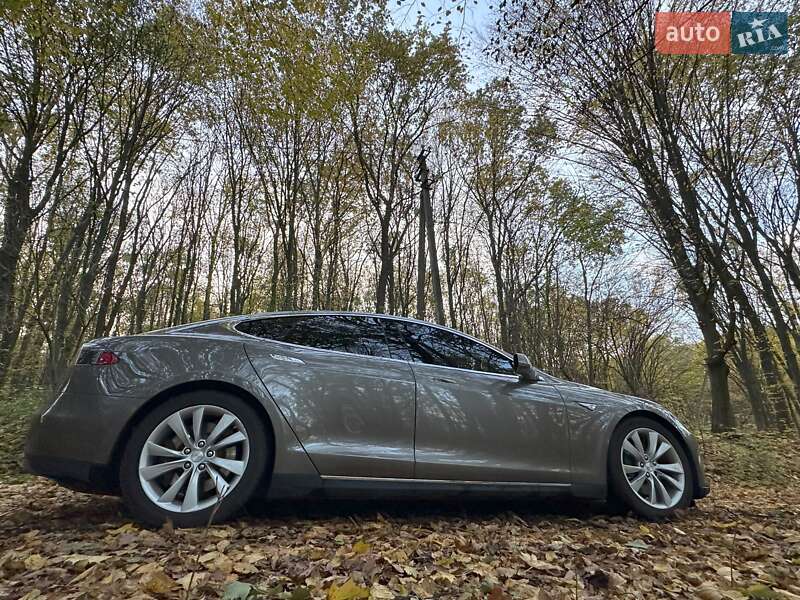 Ліфтбек Tesla Model S 2015 в Тернополі