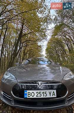 Лифтбек Tesla Model S 2015 в 