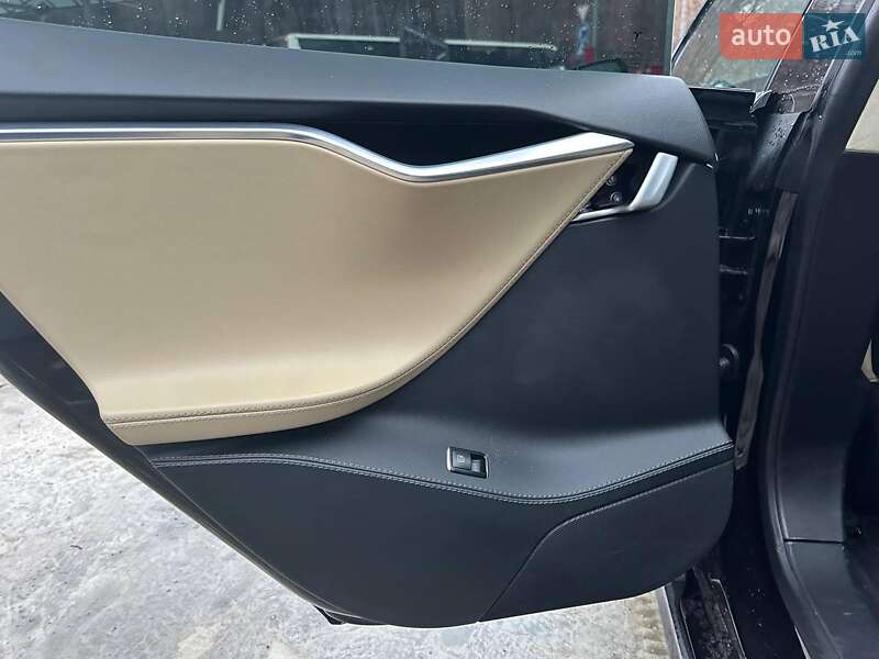 Ліфтбек Tesla Model S 2015 в Києві