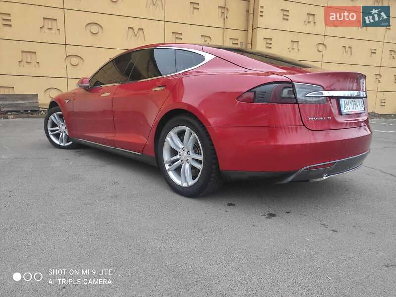Лифтбек Tesla Model S 2014 в 