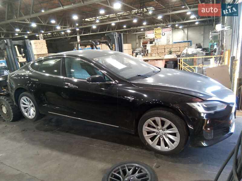 Лифтбек Tesla Model S 2017 в Львове
