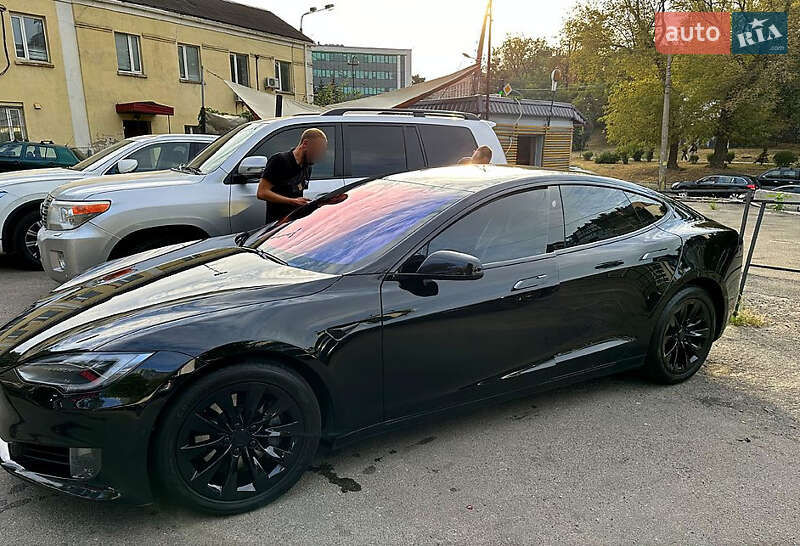 Лифтбек Tesla Model S 2017 в Львове