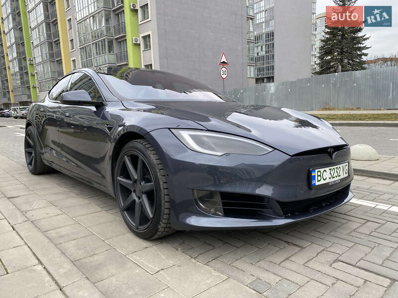 Лифтбек Tesla Model S 2017 в Львове