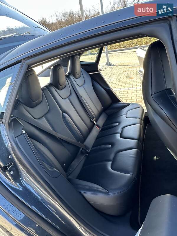 Лифтбек Tesla Model S 2016 в Львове
