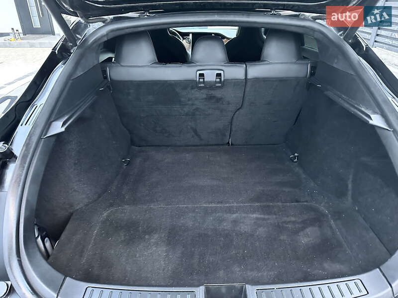 Лифтбек Tesla Model S 2018 в Львове