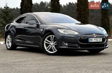 Лифтбек Tesla Model S 2015 в Дубно