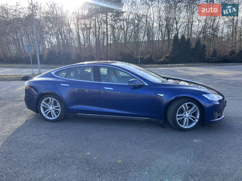 Tesla Model S 2015