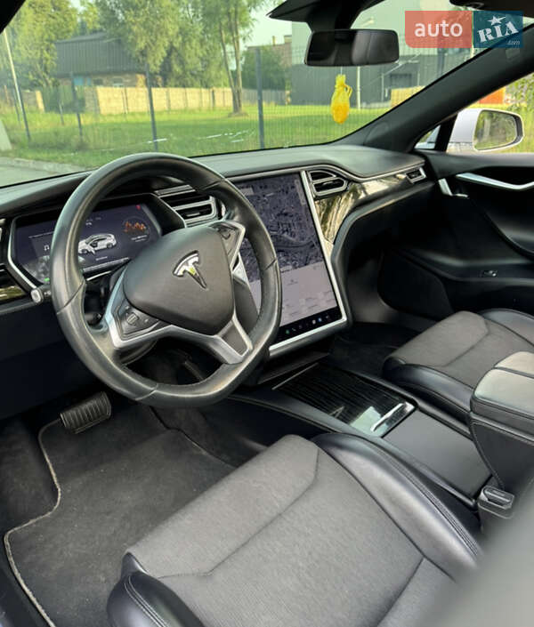 Лифтбек Tesla Model S 2017 в Сокале