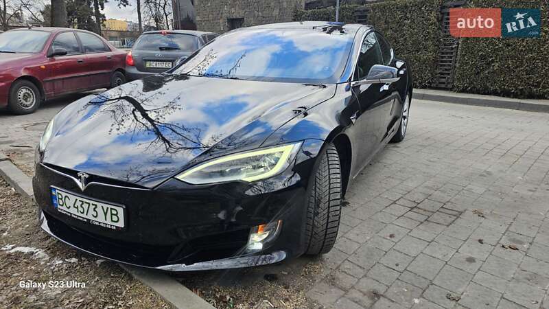 Лифтбек Tesla Model S 2017 в Львове